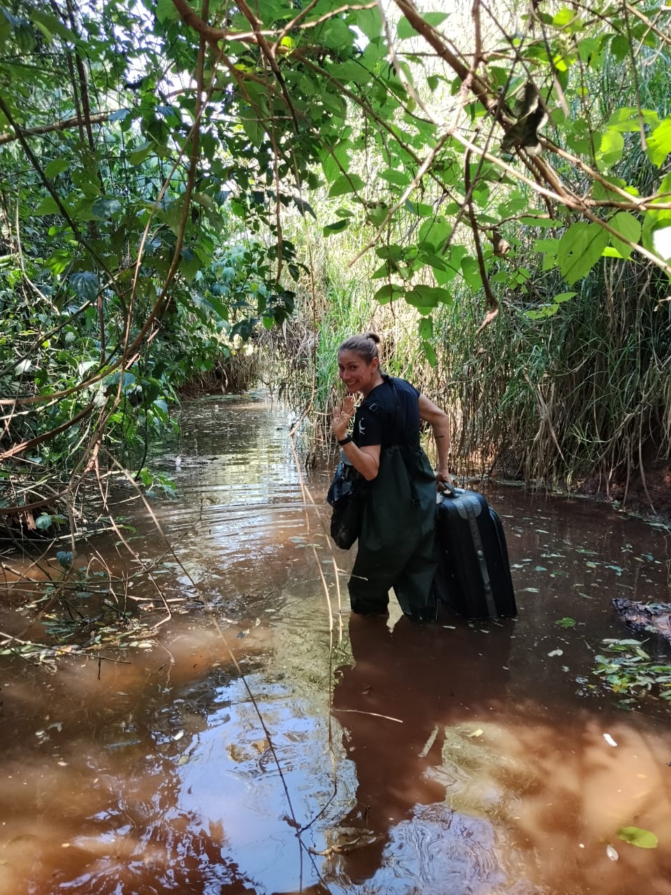 Mari Grotti em trabalho de campo no fundo de vale