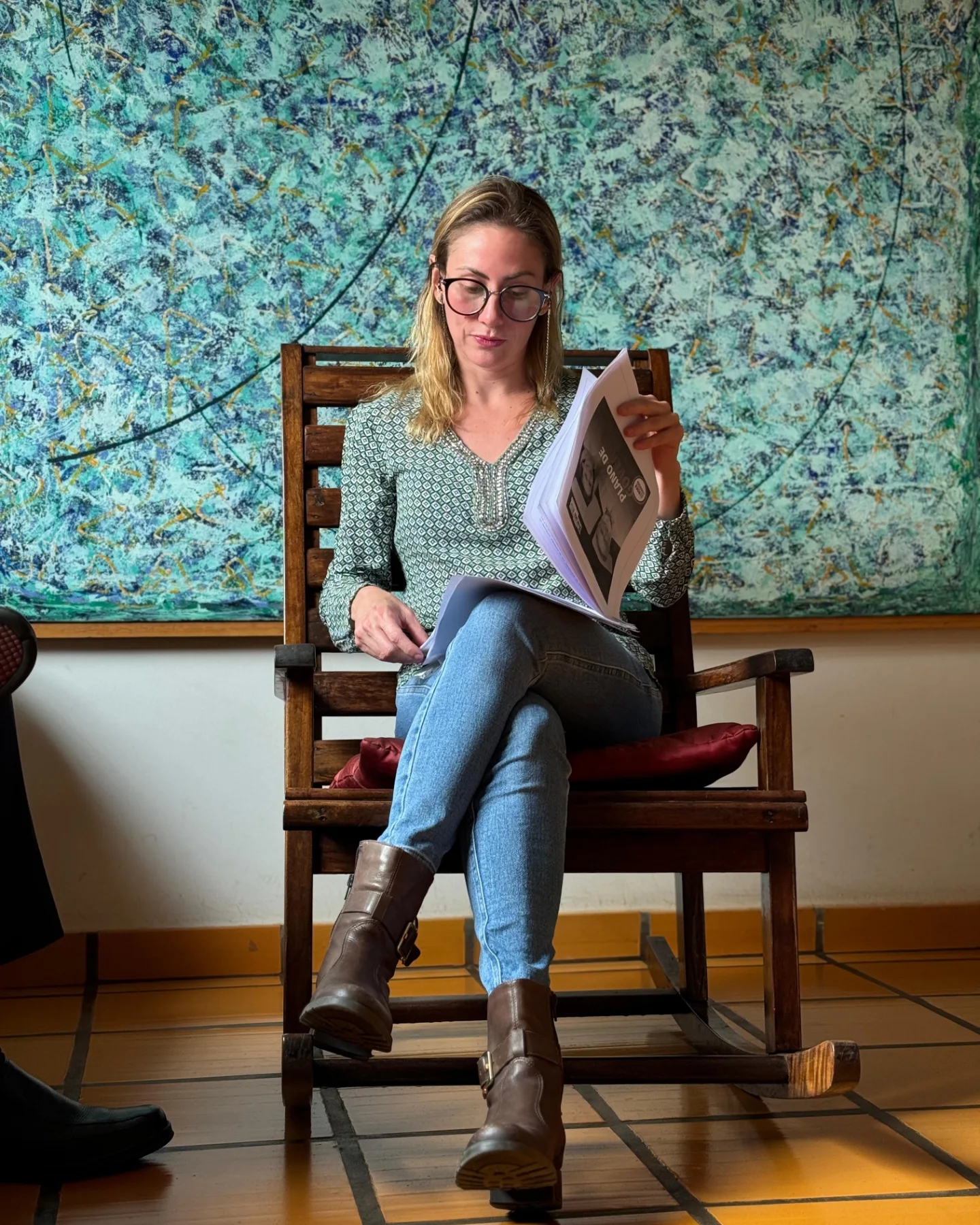 Mari Grotti estudando e analisando documentos